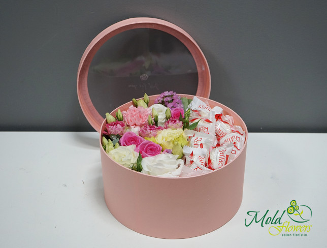 Коробка с розовыми розами, эустомой и Raffaello Фото
